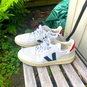 Veja leather tennis shoes size 40, us 9